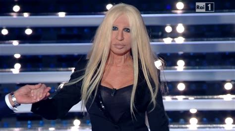 Virginia Raffaele imita Donatella Versace a Sanremo 2016